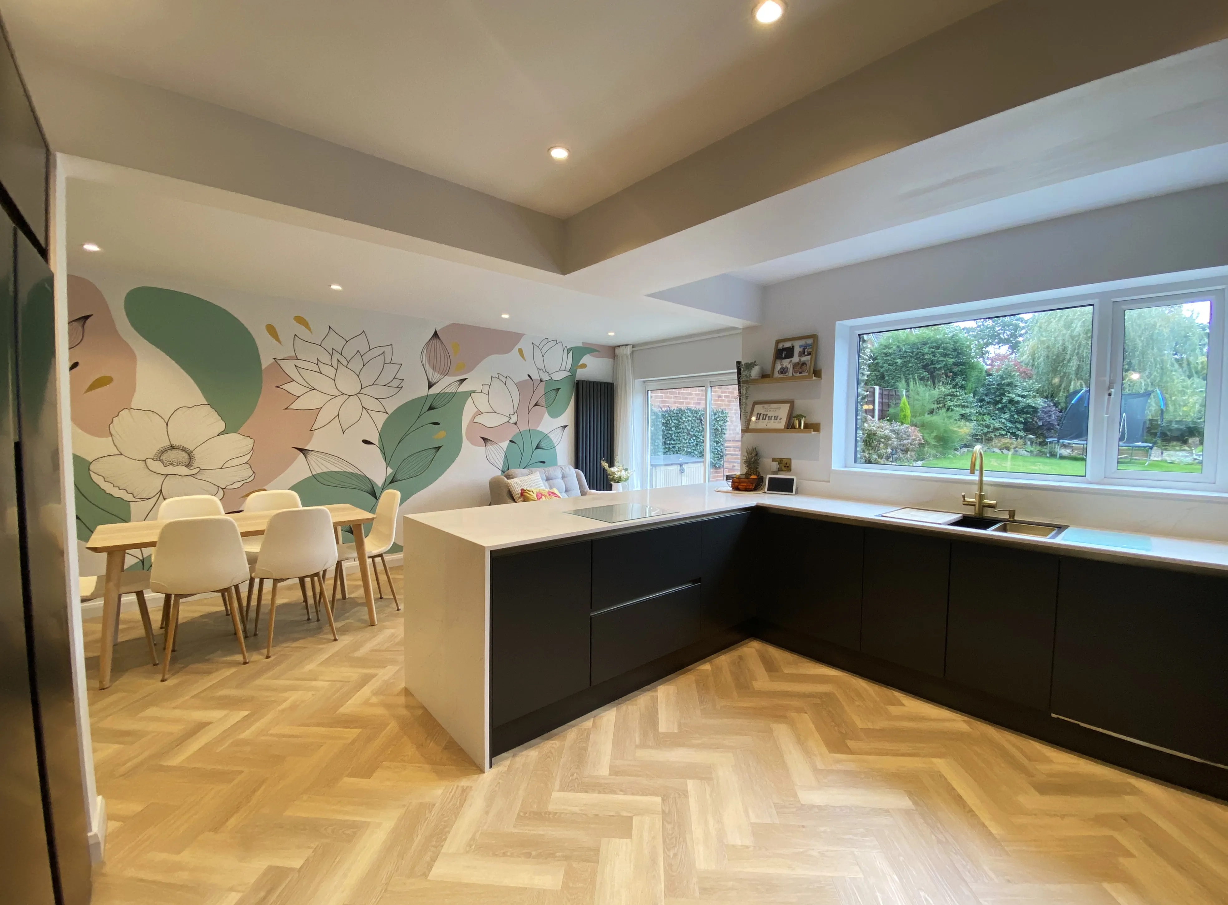 Kitchen Diner Florals: A botanical feature wall that brings the colours of an open-plan kitchen and dining space together in one coherent, eye-catching design.